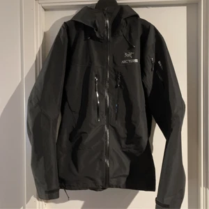 Arcteryx alpha SV - Condition 10/10 och goretex funkar utmärkt! Skriv dm för mer bilder eller information. Storlek L/M
