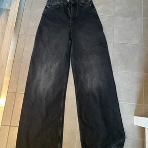 Zara jeans, storlek 32❤️ - Köpte nyss men det var för krångligt att skicka tillbaks, men jag har aldrig använt dom eftersom dom var för små.  Orginal pris 400kr