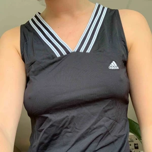 Tränings linne - Addidas träningslinne, ingen inbyggd bh. Priset+frakt