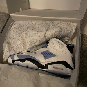 Jordan 6 unc - Oanvända! Säljs då jag inte känner att färgen riktigt passar mig. Storlek 42.5 har digitalt kvitto från SNS