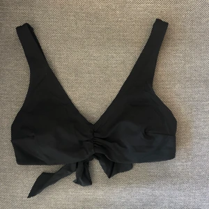 Helt oanvänd bikini från H&M, 100kr - Köpte två olika storlekar så denna blev över, är helt oanvänd🥰
