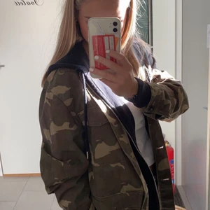 Militärjacka  - Grön militärjacka i bra skick, S men oversized