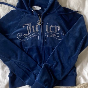 Juicy couture tröja  - FINNS KVAR!Så fin juicy cip up tröja, köpt för ett år den. Säljs inte längre. Så fin färg.Helt fläckfri som ny. Tvättas såklart innan jag skickar iväg den och man får bild på paketet innan man swishar. Gratis frakt. KÖP DITEKT FÖR 600kr💙💙