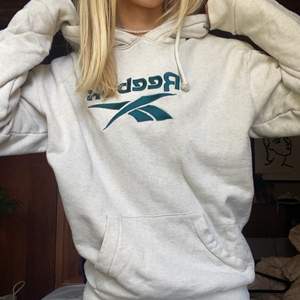 Sjukt snygg hoodie ifrån Reebok i nyskick i storlek Xs men skulle säga att den passar Xs-M eftersom den är lite större i storleken