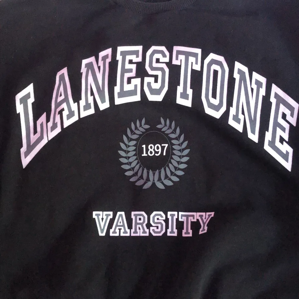En svart sweatshirt med tryck. Strl XS. Neuletakit & Villapaidat.