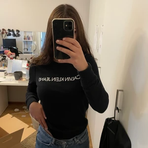 Calvin Klein sweatshirt  - Sweatshirt från Calvin Klein i nyskick, använd max 2 gånger. Perfekt till hösten! Köpt för 600-700kr. Frakten nedtill behöver inte nödvändigtvis stämma. 