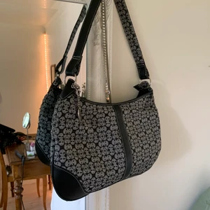 Axelväska - 🤎 KLICKA INTE på köp nu, kontakta mig vid intresse! 🤎 Mellanstor svart/grå axelväska, orginellt från Timberland men påminner lite om Coach! BUD PÅ: 150 + frakt