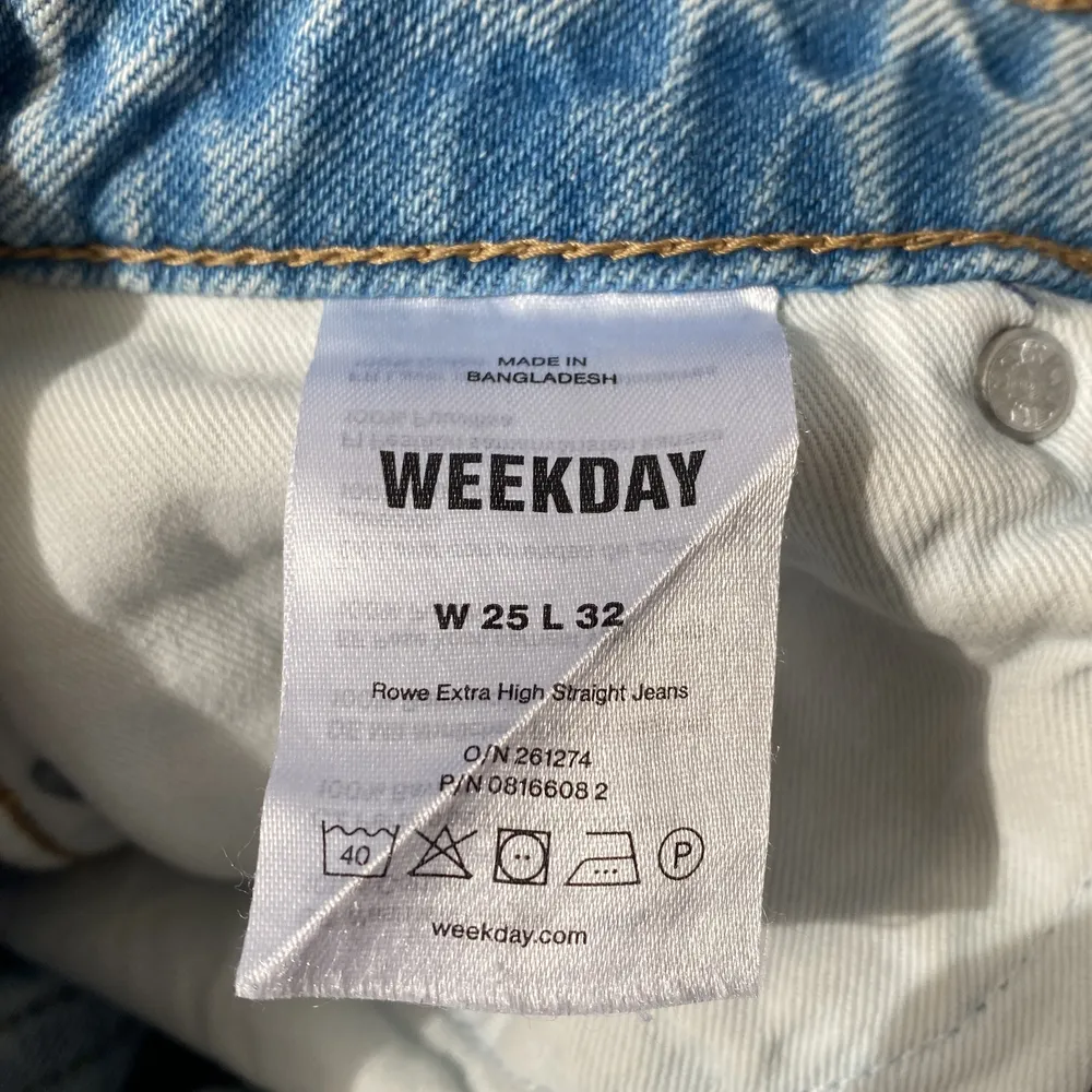 Ljusblå jeans från weekday i modellen ”rowe”. Som nya. W25 L32. Är perfekt långa på mig som är 173. Frakt 66kr. Jeans & Byxor.