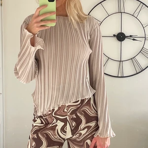 Refflande siden top 🤍  - Superfin top från Gina. Väldigt bra skick! Fina detaljer i ryggen <3 