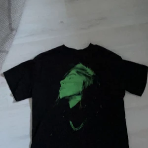 H&M’s Billie Eilish merch - H&M’s Billie Eilish merch! Jättebra skick, använd några få gånger. 💘🖤💚