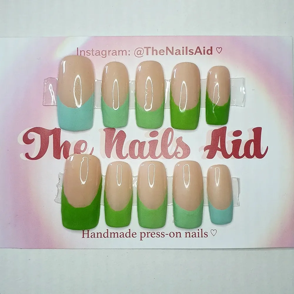 Sommriga gröna french manicure naglar press-on ! (naglar man limmar på) hur fina som helst 🤗🤍   • Kolla in @TheNailsAid på instagram för fler designs och detaljer ! följ gärna 💗🌸 . Övrigt.