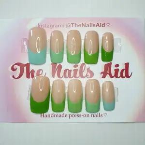 Sommriga gröna french manicure naglar press-on ! (naglar man limmar på) hur fina som helst 🤗🤍   • Kolla in @TheNailsAid på instagram för fler designs och detaljer ! följ gärna 💗🌸 