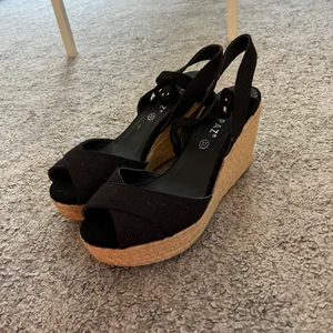 Klackar - Köpta utomlands, kilklack str37