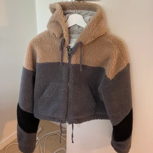 Teddyjacka - Teddyjacka från hollister, kort i modellen använd fåtal gånger