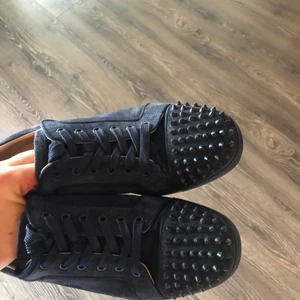 Christian Louboutin  - Säljer loubs i 9/10 skick, låda, extra spikar, extra laces och dust bags kvitto är tyvärr inte kvar.