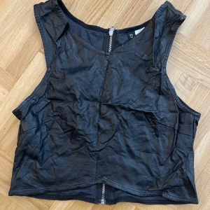 Faux leather crop top - Använd en gång, storlek S. Den går att stryka.  Betalning via Plick. 