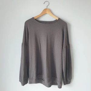 Tröja från Esmara - En mycket elastisk tröja från Esmara. Lufftig med fina ärmar. Oanvänd, prislappen är kvar. Storlek L 44/46 53% viskos (LENZING, ECOVERO) , 45% polyester och 2% elastan (LYCRA).