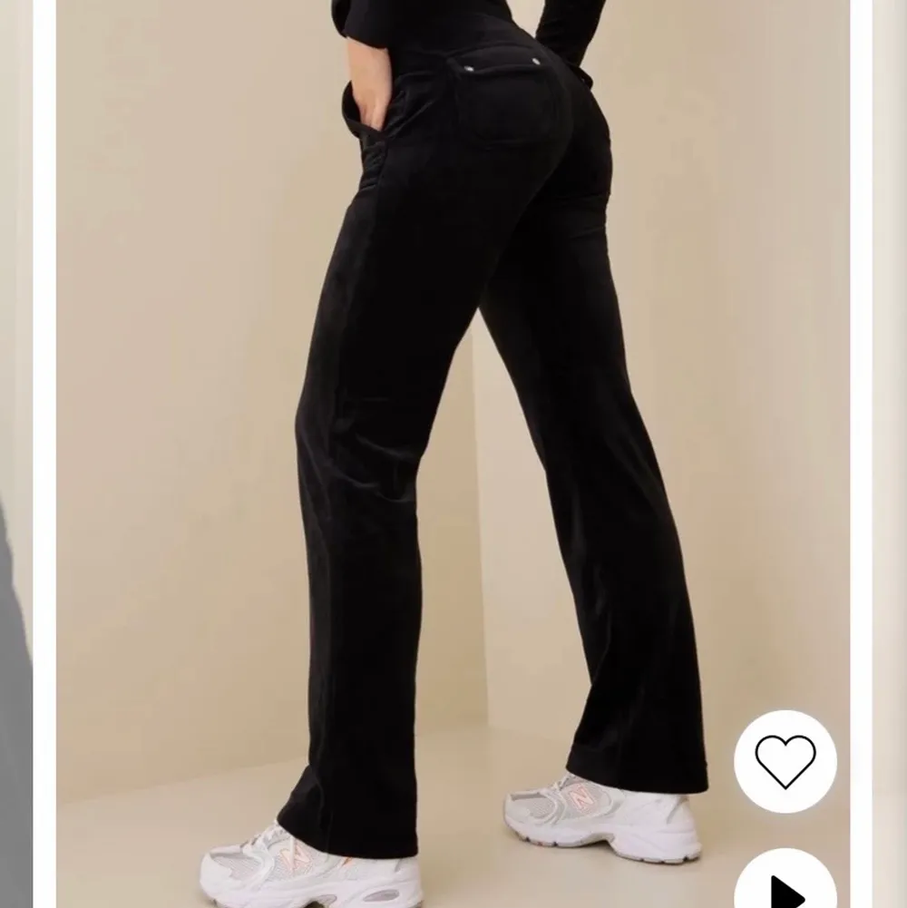 Säljer mina svarta juciy byxor, dom ser helt nya ut förutom (sista bilden). GRATIS FRAKT!! (skriv till mig vid intresse). Jeans & Byxor.