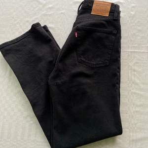 Ett par svarta Levis 501 jeans i storlek 25W 27L🖤 Dom är använda fåtal gånger och därmed i väldigt bra och fint skick! 