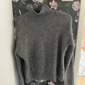Grå stickad tröja  - En superfin och mysig stickad tröja. Oklart vilket märke och storlek, men den passar mig som har storlek S-M💕50 kr + frakt💓