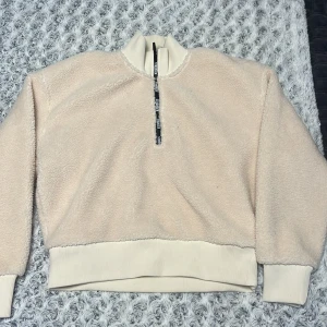 Stronger tröja  - Zippertröja i beige/offwhite färg från stronger, nypriset är 899kr och den är helt oanvänd då den inte passar min stil riktigt tyvärr:( passar de som i normalfallet bär storlek S/M