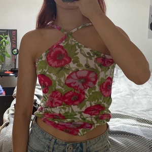 Blommigt linne - Somrigt linne som går att ha på båda hållen! Både märke och storlek saknas men skulle säga xs-m, säljer för 40kr + frakt 🚚! Skriv vid intresse eller frågor!