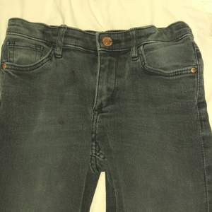Säljer dessa låg midjade jeans då dom inte kommer till andvänding 💕 Kontakta om du är intresserad, köpare står för frakt ❤️