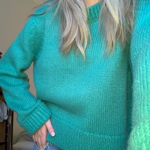 Grön tröja  - Näst in till oanvänd stickad tröja från Lindex. Storlek L men jag är själv en S och den sitter som på bilden. Frakt tillkommer💕