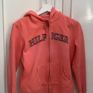 Säljer min Tommy Hilfiger zip hoodie, i använt skick. Storlek S men den är lite stor i storleken.(den är mer rosa i verkligheten så kameran ger den inte rättvisa)