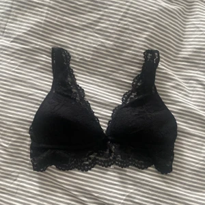 Svart spetstopp - Säljer denna svarta spetstopp i storlek M. Säljer via swish (inte via köp nu) så kontakta mig först så får du gratis frakt 💜