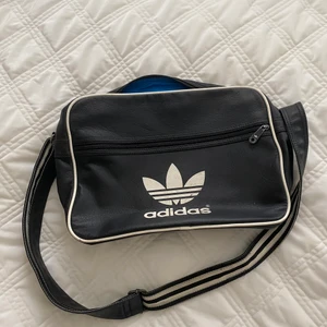Adidas väska  - Super cool vintage adidas väska i läder. Är i väldigt bra skicka och har inte kommit till användning på länge. Kontakta gärna om du är intresserad eller vill ha fler bilder. 