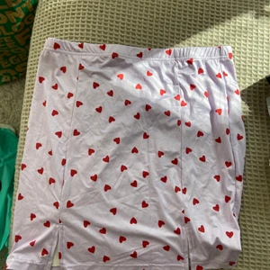 Kjol  - Kjol med hjärtan på. Storlek L/40.  40kr. 