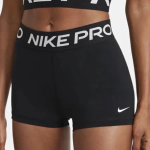 Nike PRO cykelbyxor  - Inte alls använda mycket då jag haft många andra. Köparen står för frakten som är 30kr❤️