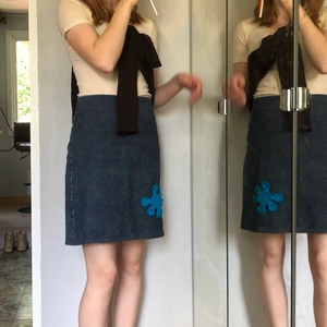 jeanskjol  - En söt jeanskjol från Vila DENIM. Det står S i den men jag har S och den är lite för stor för mig så skulle gissa på en M. Som ni ser finns det en påsydd liten virkad blomma på. Köparen står för frakt 🚙.  