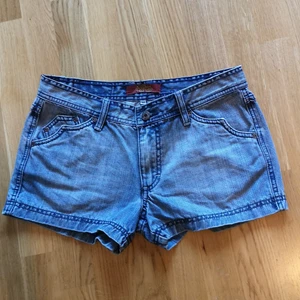 JOELLE DENIM - JEANSSHORTS - Joelle Denim - jeansshorts i väldigt bra skick, säljes pga de blivit för stora för mig. Storlek 36.