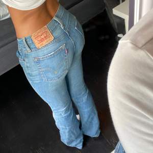 Låga jeans från levis i storlek w28 l34 med coola detaljer framtill. De är jättelånga på mig som är 164cm. Buda från 100kr❤️