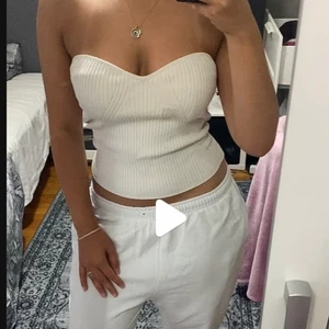Vit Bandeau topp - Supersöt vit bandeau topp från Gina. Slutsåld överallt. Storlek M men passar XS-S också.