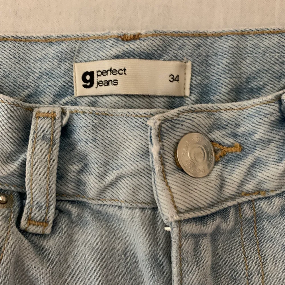 Ljusblåa baggy jeans i storlek 34, jeansen är köpta på ginatricot förra året och byxorna är sparsamt använda. Köpta för 499 och säljer billigt för 79kr. Finns inga defekter som tyder på att de är använda💙priset kan diskuteras. Jeans & Byxor.