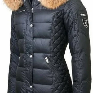 Byte - Hej! Jag vill gärna byta ut min rock and blue mot ett par juicy byxor i färgen ljus rosa,ljus blå,mörk blå,mörk grön, ljus grön, eller grå. Kontakta mig gärna om ni vill byta ett par juicy byxor. Annars kan jag byta mot en svart juicy Couture kofta 🤍