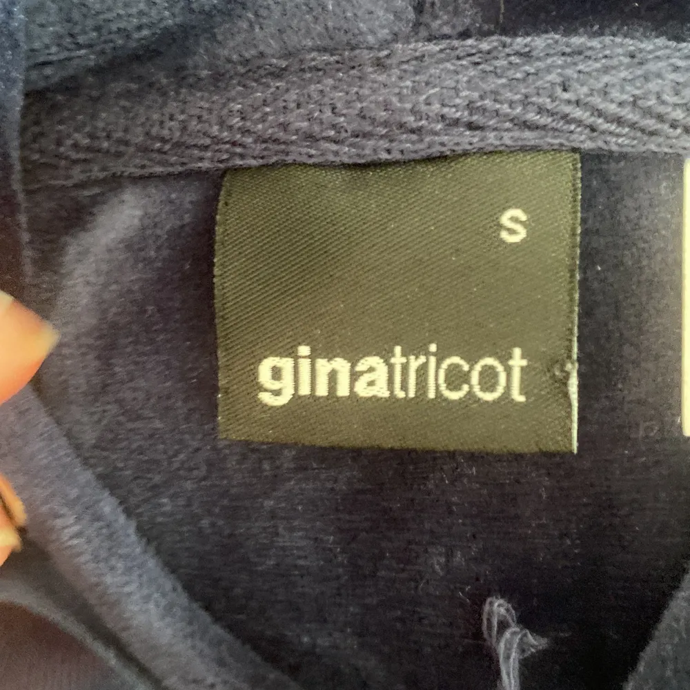 En marinblå hoodie från Gina tricot i storlek S. Använd några gånger.✨❄️. Hoodies.