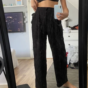 Svarta mönstrade kostymbyxor  - Kostymbyxor köpta secondhand men ursprungligen från Lindex med svart mönster på🖤 supersköna och högmidjade och mycket bra längd även på mig med superlånga ben🖤 så härliga nu på sommaren och passar superfint till enfärgade toppar, speciellt i svart🖤 