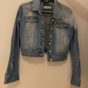 En vintage jeansjacka som är skit snygg - Säljer pga att den är lite stor och har svårt att styla den, den är en gammal jacka från lindex som inte längre går att köpa. Köparen betalar frakt!