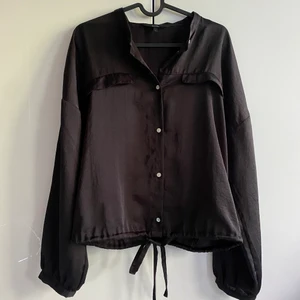 Svart blus - Beskrivning finns på bilden 