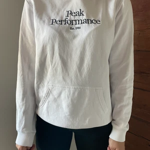Peak Performance hoodie  - Vit Hoodie från peak performance, använd men fint skick. Köpare står för frakt🤍
