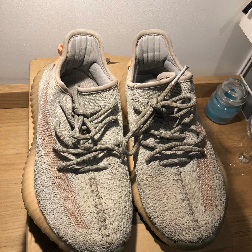 Yeezy boost 350 v2 i st 38 europé size. Bra skick men lite sliten undersula. Skorna har fin kvalite och passar för träning som vardag, Boxen medföljer och för fler bilder är det bara att skriva i dm💕. Skor.