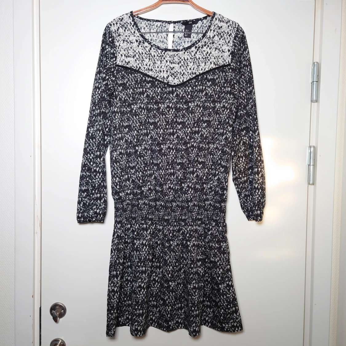 Klänning med spetsdetaljer