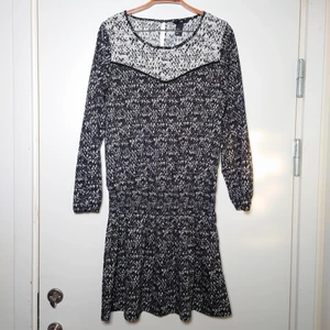 Klänning med spetsdetaljer - Svartmönstrad klänning med resår. De svarta linjerna är i spets 🌻