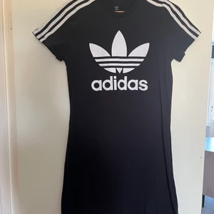 Adidas klänning  - Oanvänd adidasklänning Storl 38