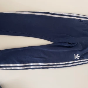 Mjukis byxor (Adidas) - Jättefin och skön tar bara kontanter och möter bara hem hos mig, skickar inte hem klöder.
