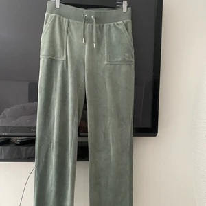 Juicy Couture byxor - Säljer mina juicy byxor ( finns koftan till i mitt flöde) byxorna är i strl M och dom är i bra skick 
